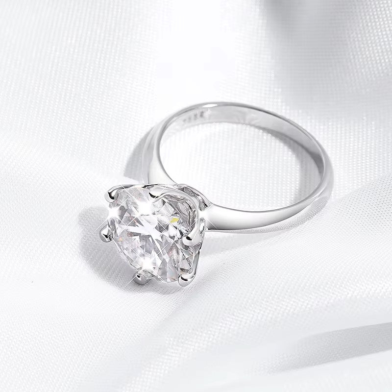 Elegant Women's Moissanite Engagement Ring