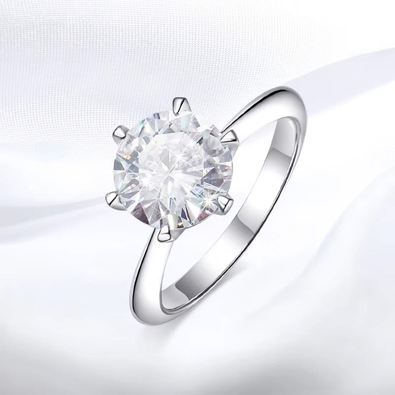 Elegant Women's Moissanite Engagement Ring